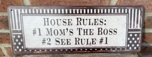 Tekstbord:”House rules: 1 Mom’s rules The Boss, 2 See rule 1″ TB114