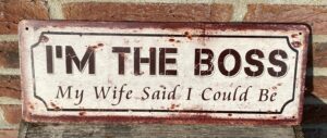 Tekstbord: “I’m the boss, My wife said I could be”, Metaal