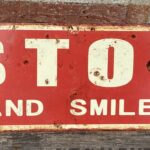 Tekstbord: Stop and Smile, Metaal