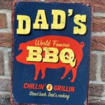 Tekstbord: “Dad’s World Famous BBQ, Chillin’ & Grillin, …