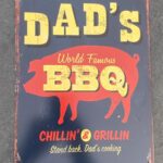 Tekstbord: “Dad’s World Famous BBQ, Chillin’ & Grillin, …