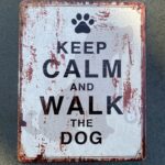 Tekstbord: “Keep calm and walk the dog”