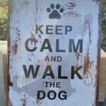 Tekstbord: “Keep calm and walk the dog”