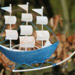Windspel metaal zeilboot met 3 masten blauw/wit