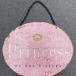 Tekstbord: “Our little princes, do not disturb”