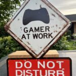 Tekstbord: “Gamer at work, do not disturb”