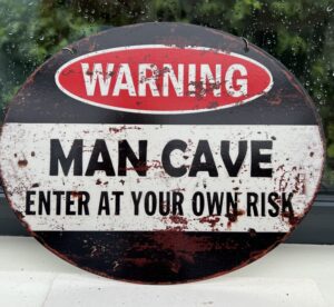 Tekstbord: ” Warning, man cave enter at your own risk” TB940