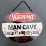 Tekstbord: ” Warning, man cave enter at your own risk”