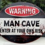Tekstbord: ” Warning, man cave enter at your own risk”
