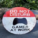 Tekstbord: Do not disturb- gamer at work
