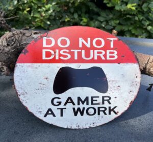 Tekstbord: Do not disturb- gamer at work