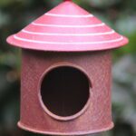 Vetbolhanger metalen vogelhuisje bruin met rood dak met strepen