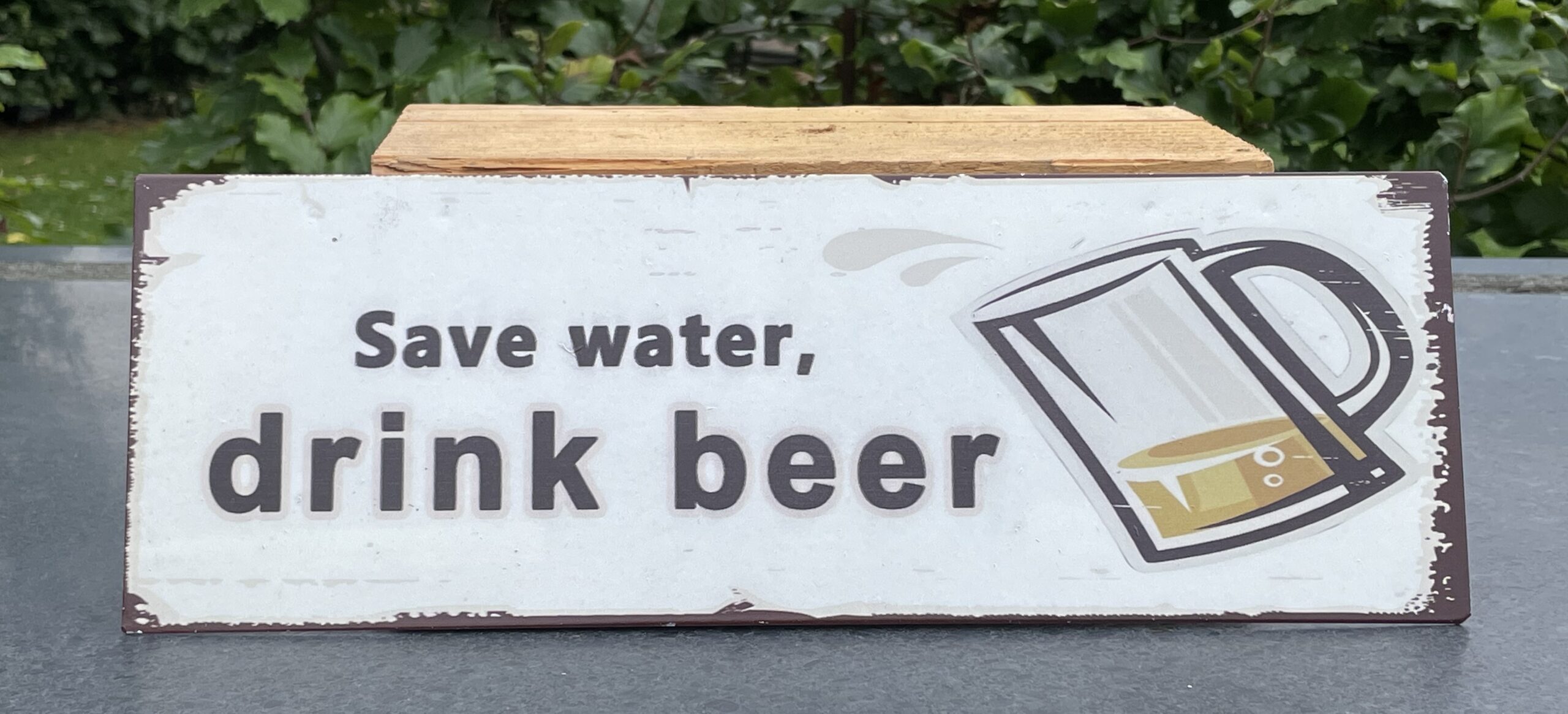 Tekstbord: Save water, drink beer