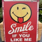 Tekstbord: Smile if you like me