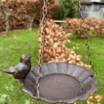 Vogelschaal, waterschaal, voederschaal met vogel, hangend