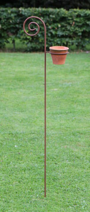 Bloempothouder op hoge steker met krul, 119 cm. BPH210