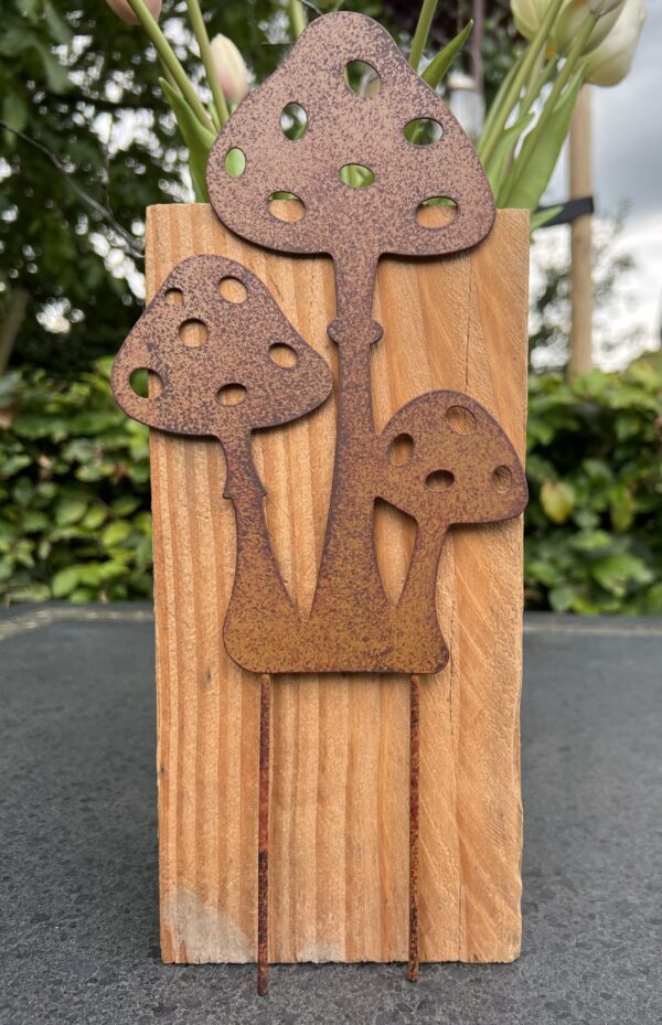 Tuinsteker paddenstoelen, trio, roestig metaal, SP278