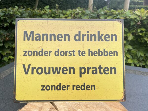 Tekstbord: "Mannen drinken zonder dorst.... Vrouwen...."  TB435